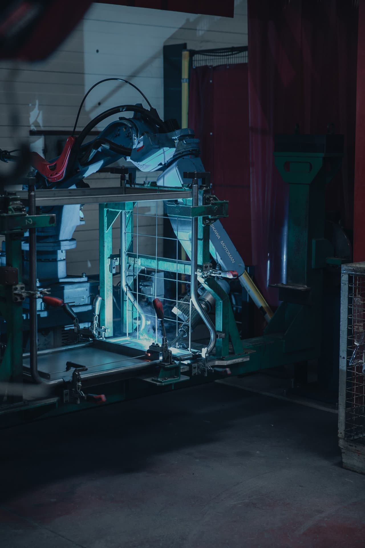 Robot de soudure en action chez CFT Industrie pour l'assemblage d'un chariot médical
