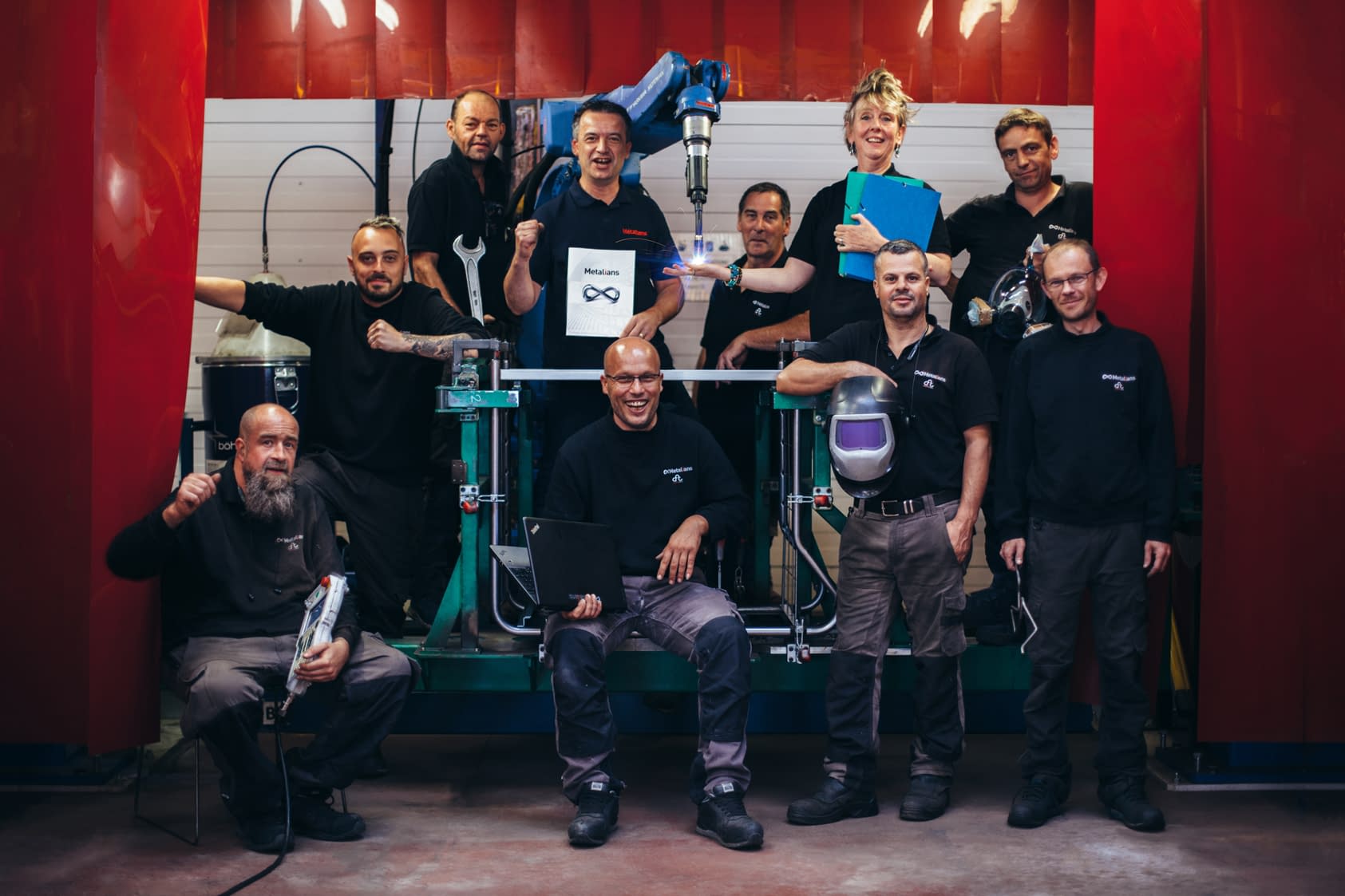 Contact CFT Industrie : équipe aux côtés du robot de soudure
